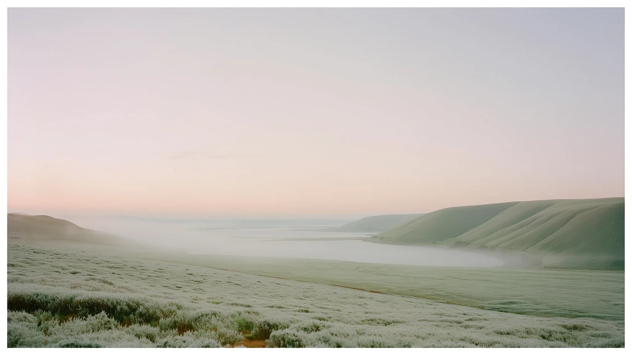Minimalistische skandinavische Küstenlandschaft im Morgengrauen mit weichem Pastellhimmel und Nebel